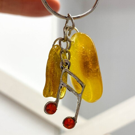 Янтарный брелок Нота