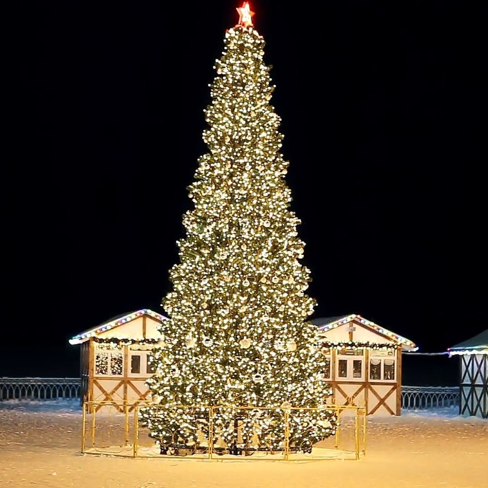 Светодинамическая елка каркасная - встроенная гирлянда: теплый свет - "Уральская" 20 м