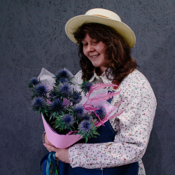 60. Запоминающийся сине-розовый букет с эрингиумом