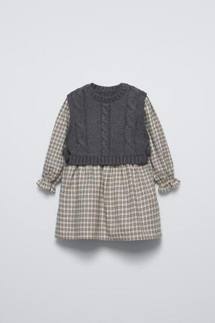 ZARA ПЛАТЬЕ В КЛЕТКУ С КОНТРАСТНЫМ ТРИКОТАЖНЫМ ЖИЛЕТОМ, СЕРЫЙ