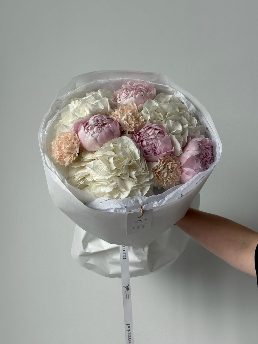 Букет из гортензии, пионов и диантусов