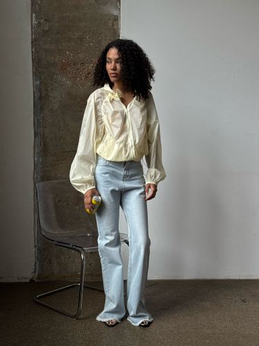 Светло-голубые джинсы-клеш