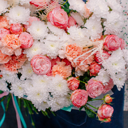 76. Пышный букет в теплых оттенках с кустовыми розами и диантусами