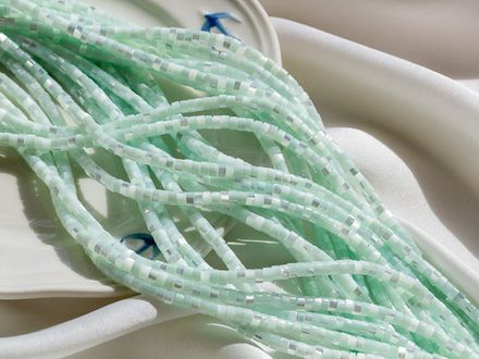 Нить бусин из перламутра 4мм (мятный)