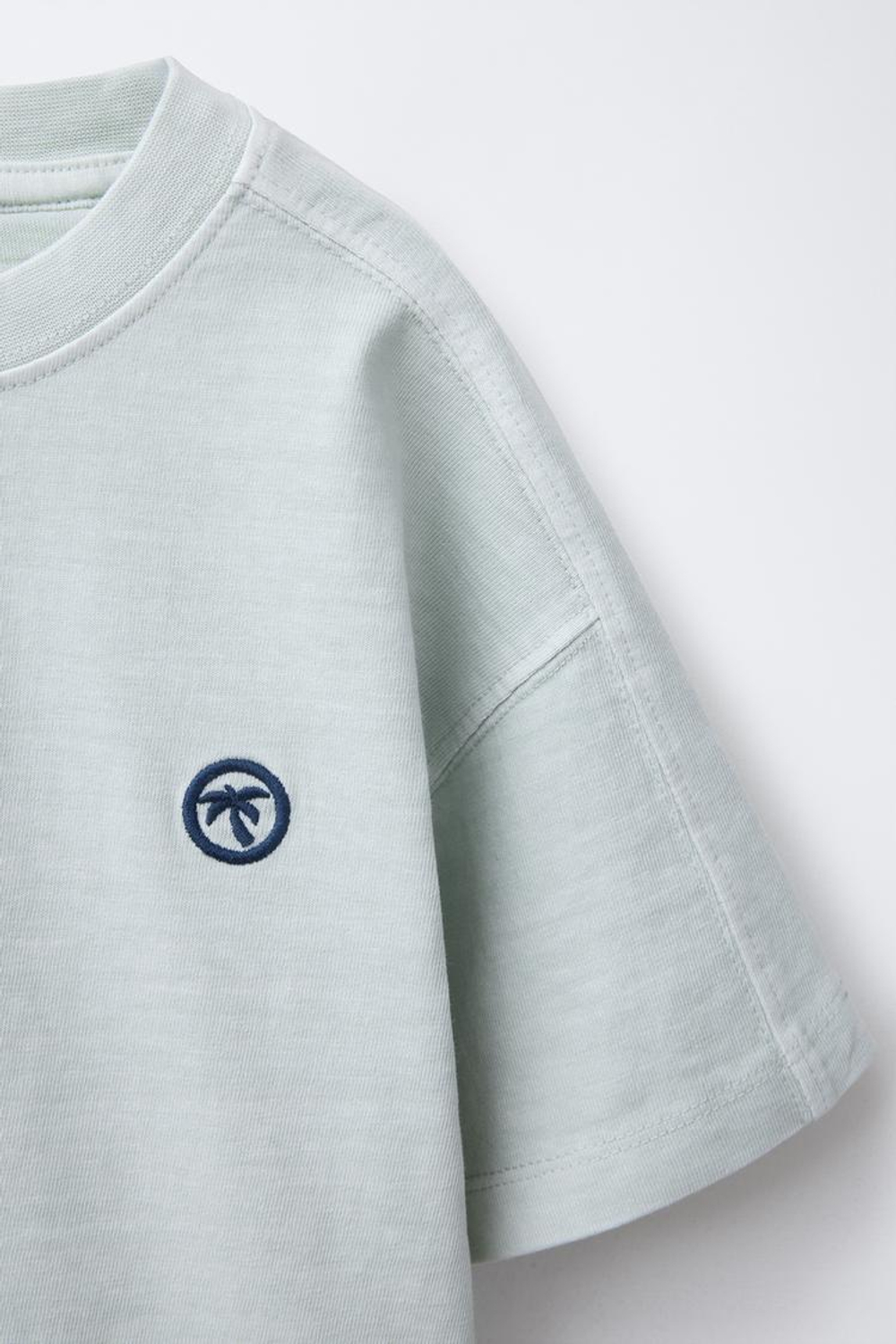 ZARA ФУТБОЛКА С ЭФФЕКТОМ ПОТЕРТОСТИ И ВЫШИВКОЙ «ПАЛЬМА», ГОЛУБОЙ