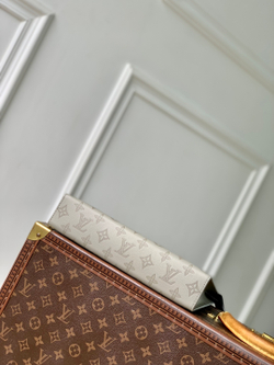 Louis Vuitton Pochette Voyage MM