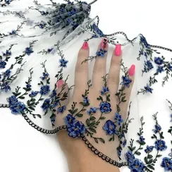 Вышивка на сетке белая/незабудки 24 см