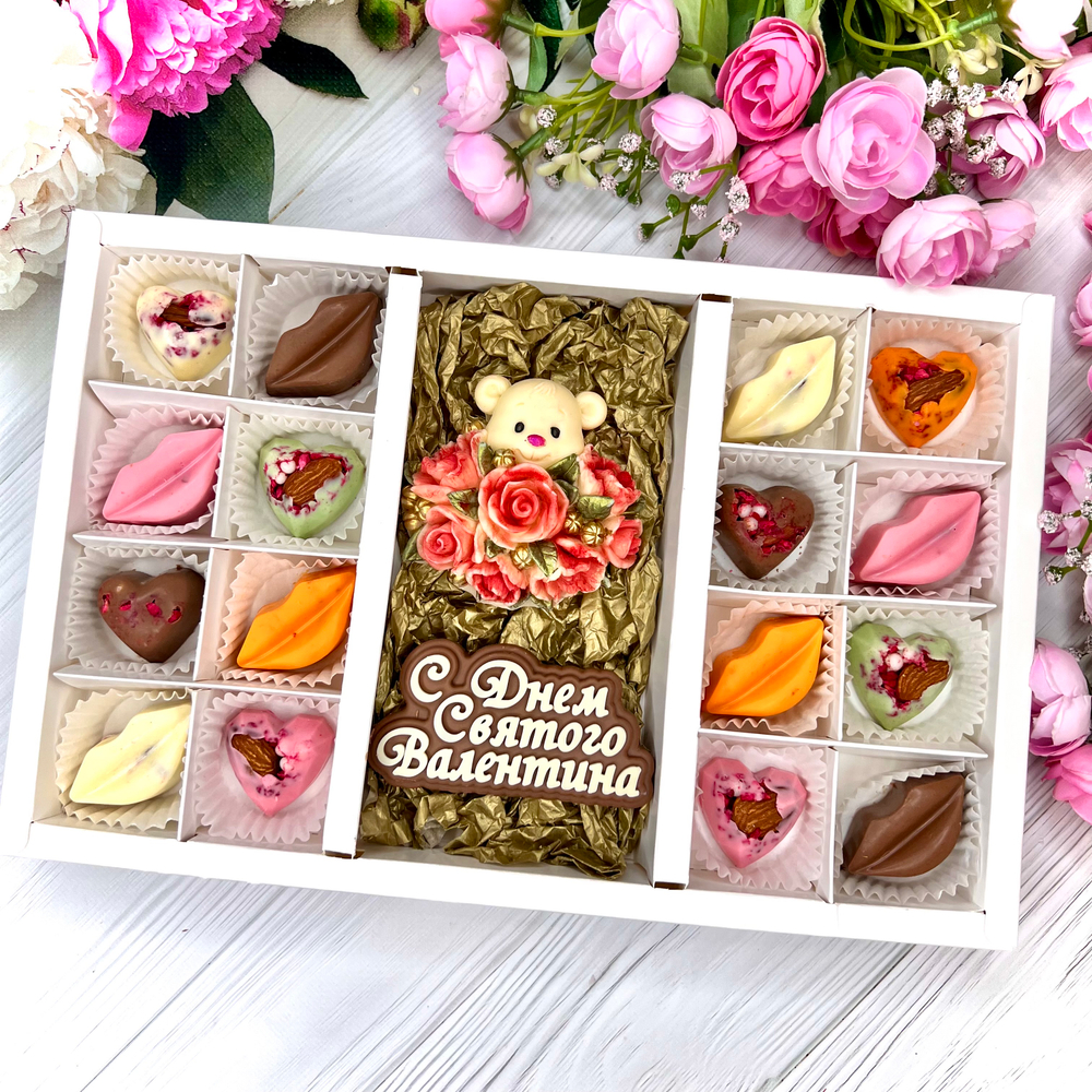 Шоколадный набор: "С Днем Святого Валентина. Мишка с розами": шоколадка-надпись и 16 конфет ручной работы