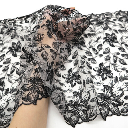 Вышивка на сетке ЧЕРНЫЕ ЦВЕТЫ НА БЕЛОМ, 27см