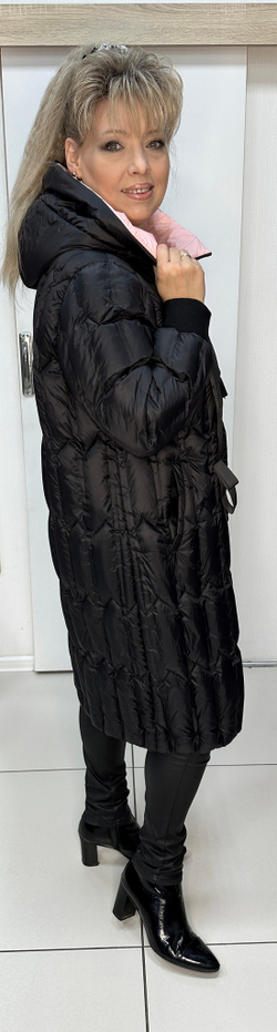 Зимнее черное пальто на пуху с бежевой отделкой