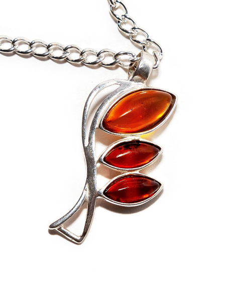 Кулон-подвеска с натуральным янтарем коньячного цвета на цепочке