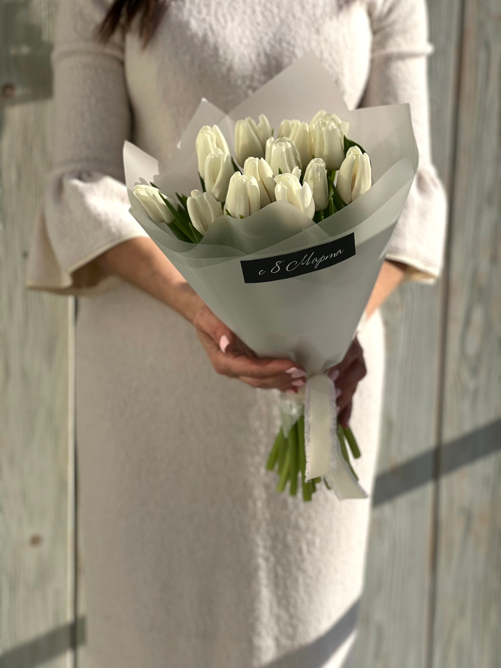 Белые тюльпаны в элегантном монобукете от Флора Маркет