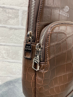 Сумка-слинг Louis Vuitton Avenue из кожи крокодила