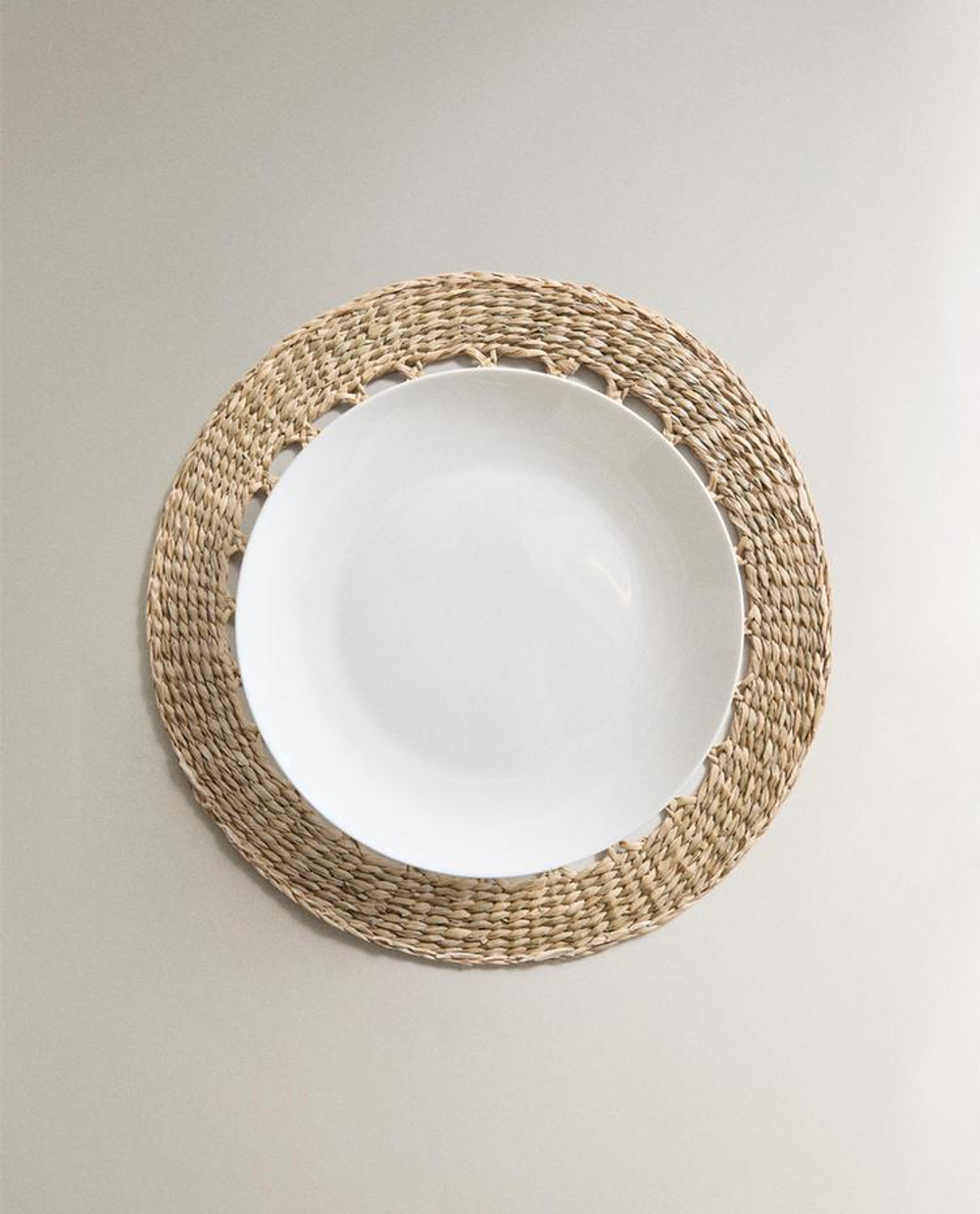 ZARA HOME КРУГЛАЯ САЛФЕТКА ПОД ПРИБОРЫ ИЗ РАСТИТЕЛЬНОГО ВОЛОКНА, СВЕТЛО-БЕЖЕВЫЙ