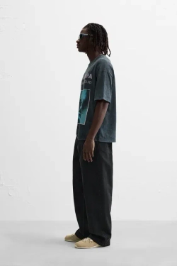 ZARA ФУТБОЛКА ИЗ ТКАНИ С ЭФФЕКТОМ ПОТЕРТОСТИ С ПРИНТОМ, ТЕМНЫЙ АНТРАЦИТ