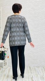 Элегантный жакет в клетку длиной до середины бедра