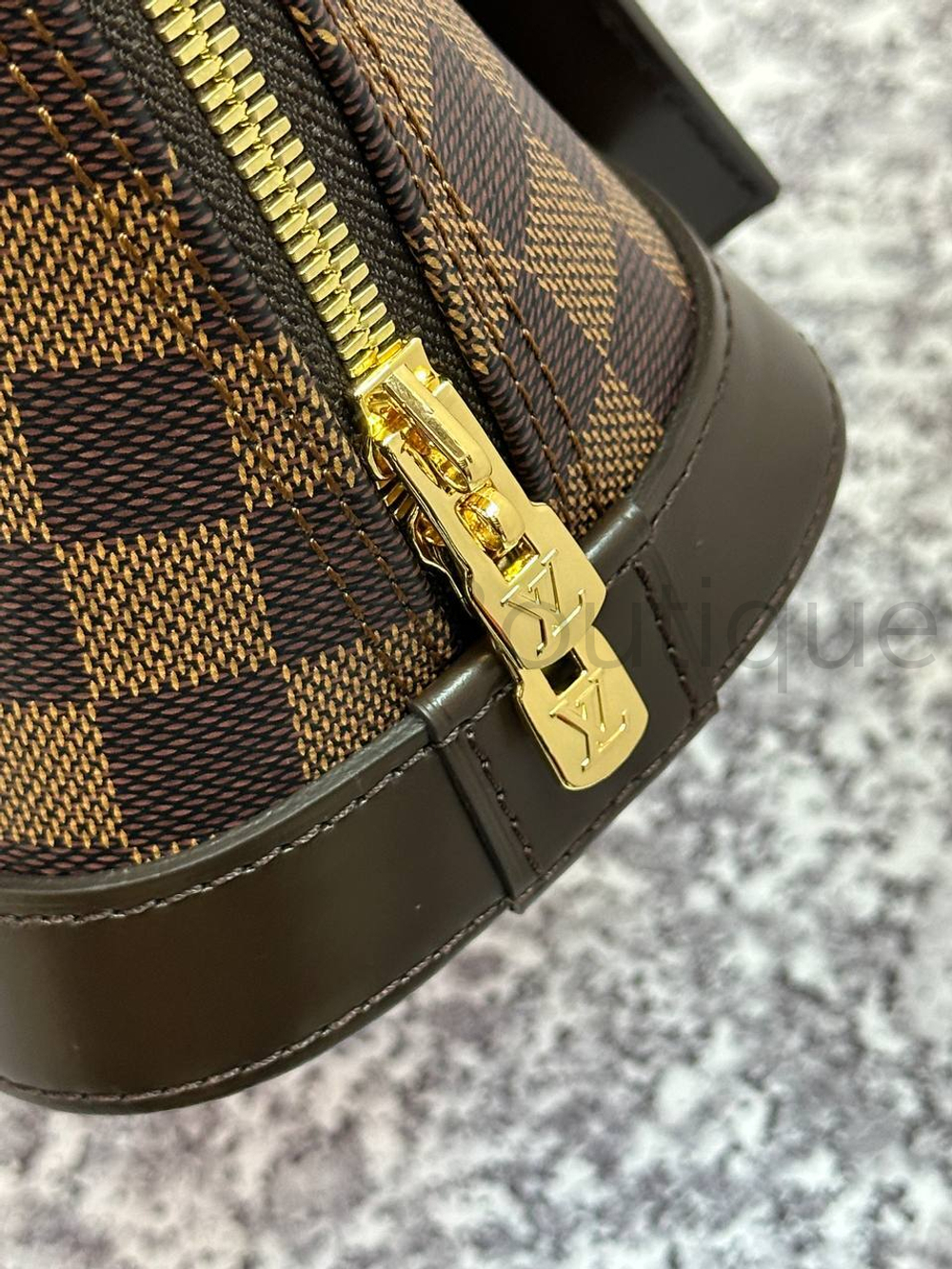 Сумка Alma BB Louis Vuitton из канвы Damier Ebene