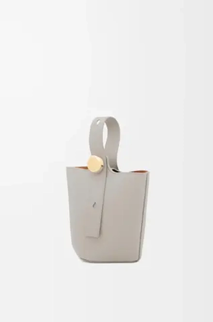 Loewe Мини-сумка-ведро Pebble из гладкой телячьей кожи, жемчужно-серый