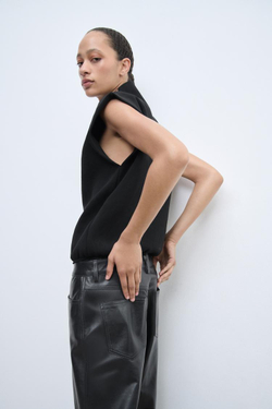 ZARA ОДНОТОННЫЙ ТРИКОТАЖНЫЙ ТОП С ВОРОТНИКОМ-СТОЙКОЙ, ЧЕРНЫЙ