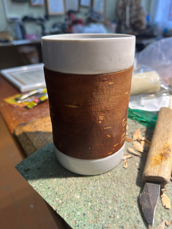 Кружка большая фарфоровая без ручки с берестой. Коллекция Азбука Стефана Пермского (мастера А.Л. Чичкарёва)