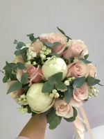 Свадебный букет из пионов, эвкалипта и одноголовых роз