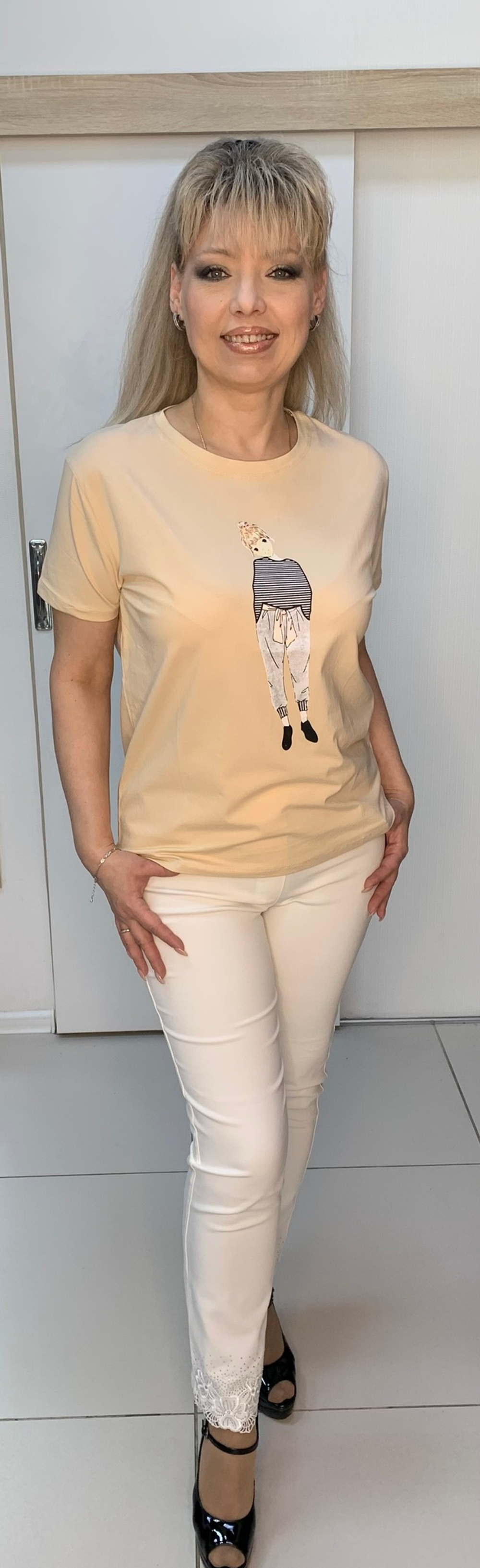 Белые брюки на резинке со стразовым украшением