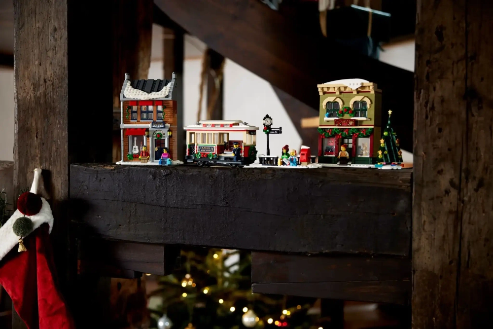 Конструктор LEGO Powered UP 10308 Главная праздная улица