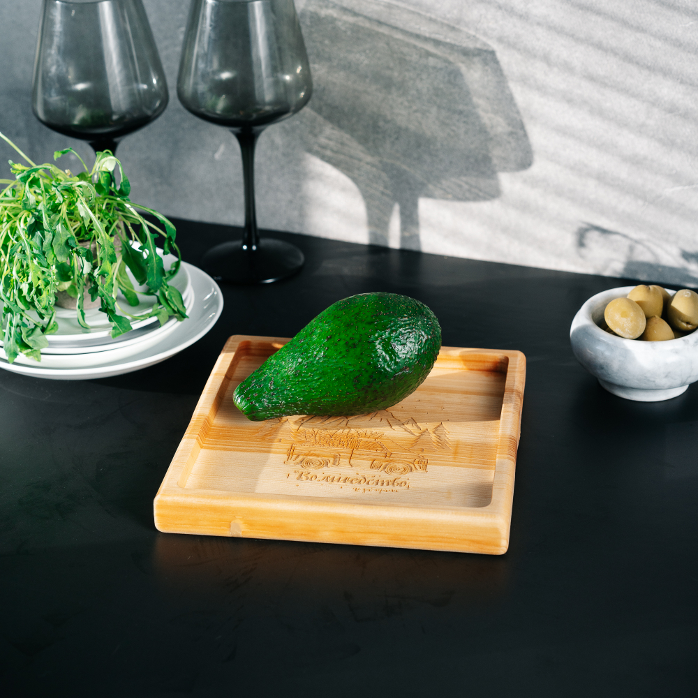 Деревянная менажница из кедра для подачи блюд и закусок с гравировкой "Волшебство не за горами"