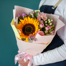 Сборный букет с подсолнухом в розовом оформлении