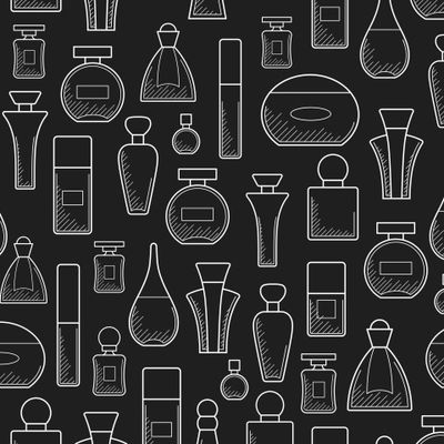 Флаконы с парфюмерией на черном фоне