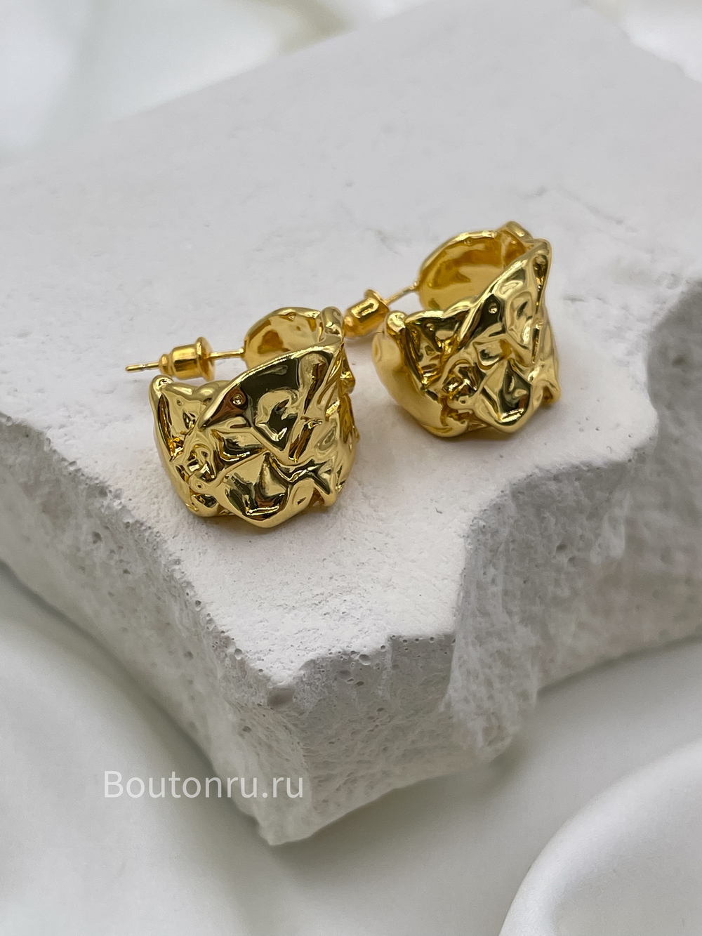 Серьги полукольца мятый металл золотистые