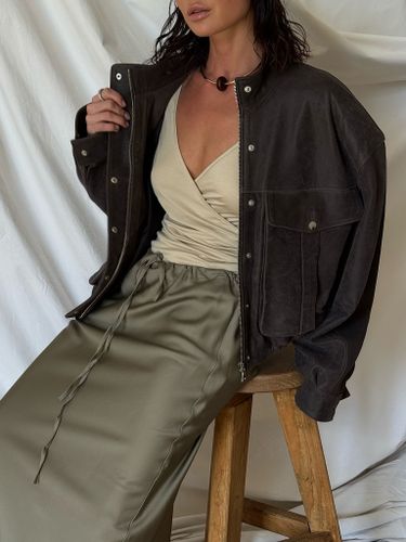 Шоколадный кожаный бомбер с карманами