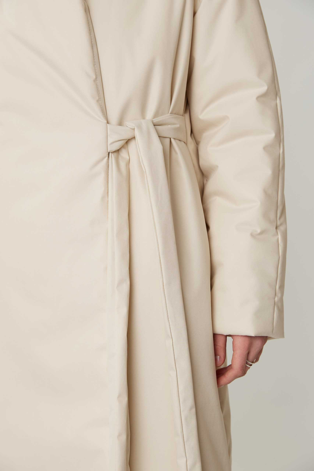 Зимнее пальто на запах из молочной бархатистой мембраны