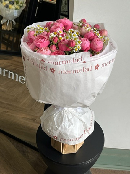 Букет сборный из кустовых пионовидных роз и ромашки