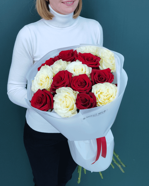 Красные и белые розы,15шт(00432)