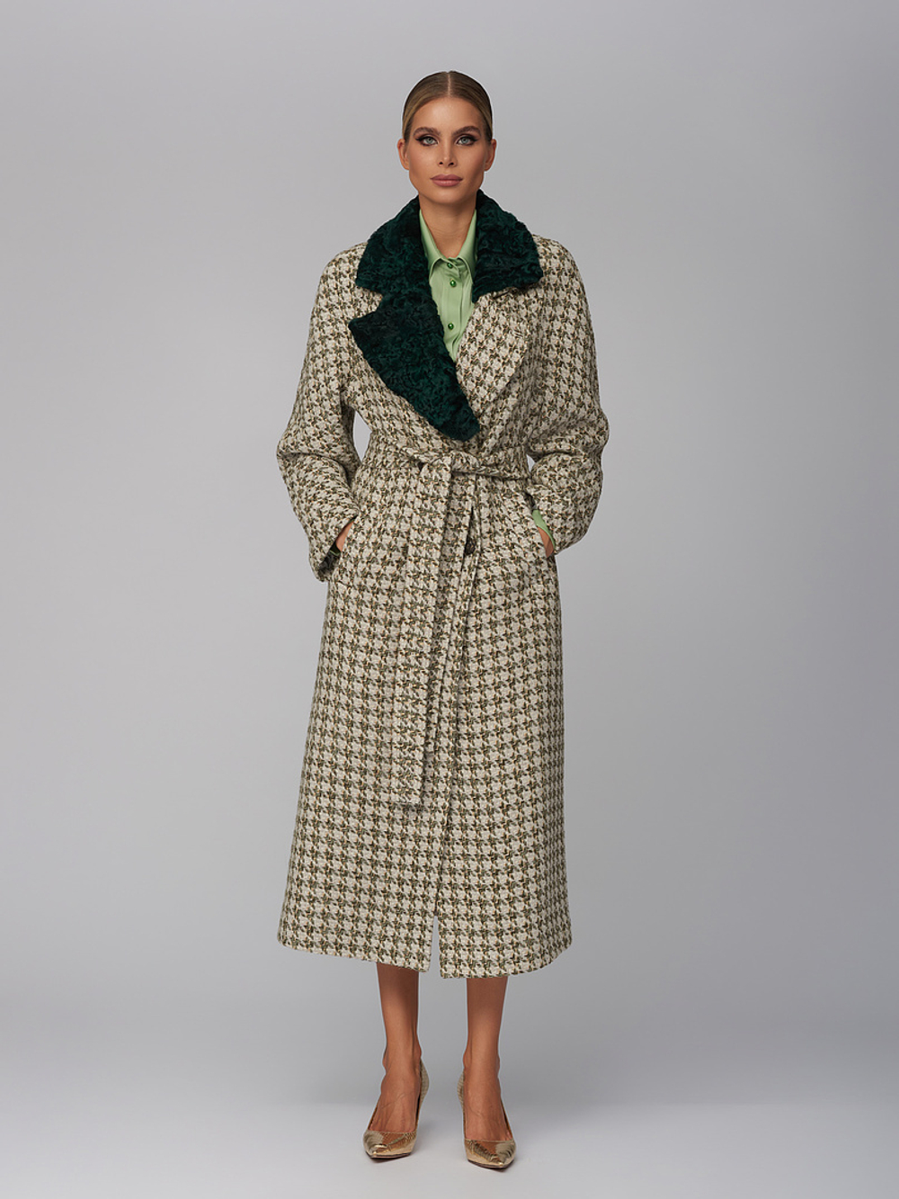 Женское двубортное пальто с меховым воротником