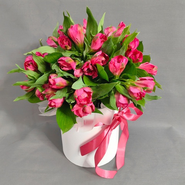 Композиция с малиновыми альстромериями