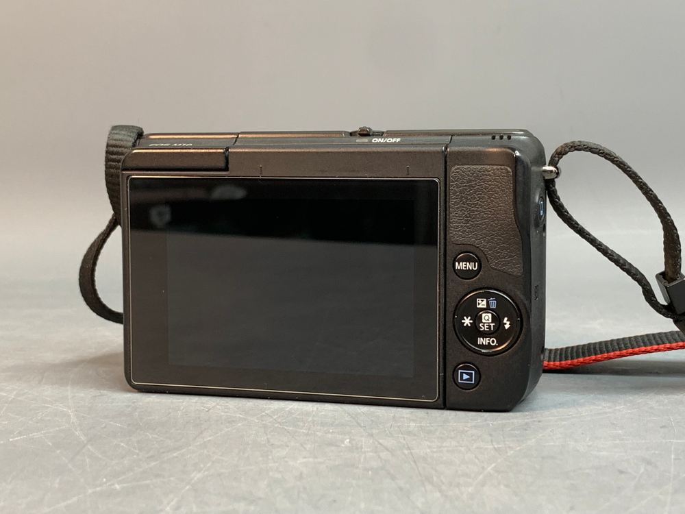 Canon EOS M10 Kit 15-45mm IS STM, царапка на линзе объектива