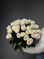 35 белых пионовидных роз