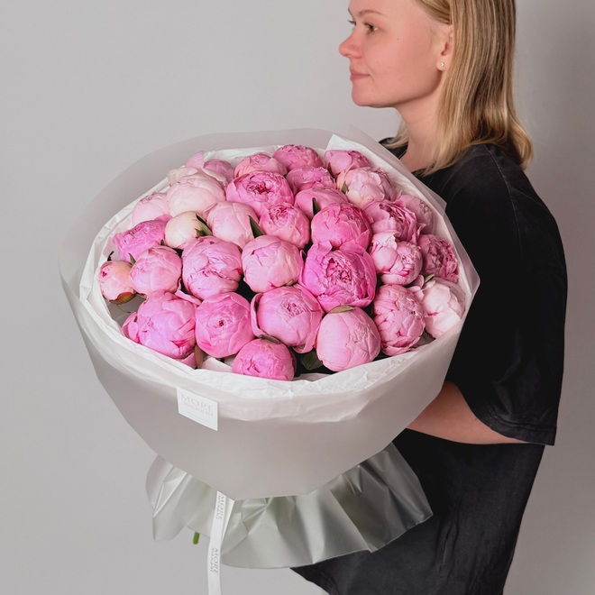 Букет из 31 розового пиона