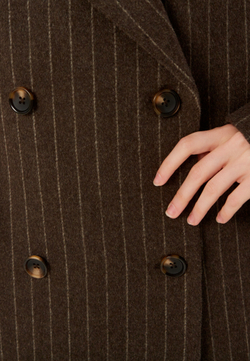 Пальто удлиненное с широкой линией плеча коричневое