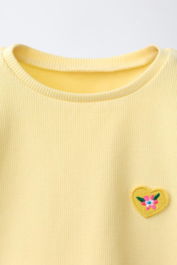 ZARA ФУТБОЛКА В РУБЧИК С НАШИВКОЙ, ЖЕЛТЫЙ