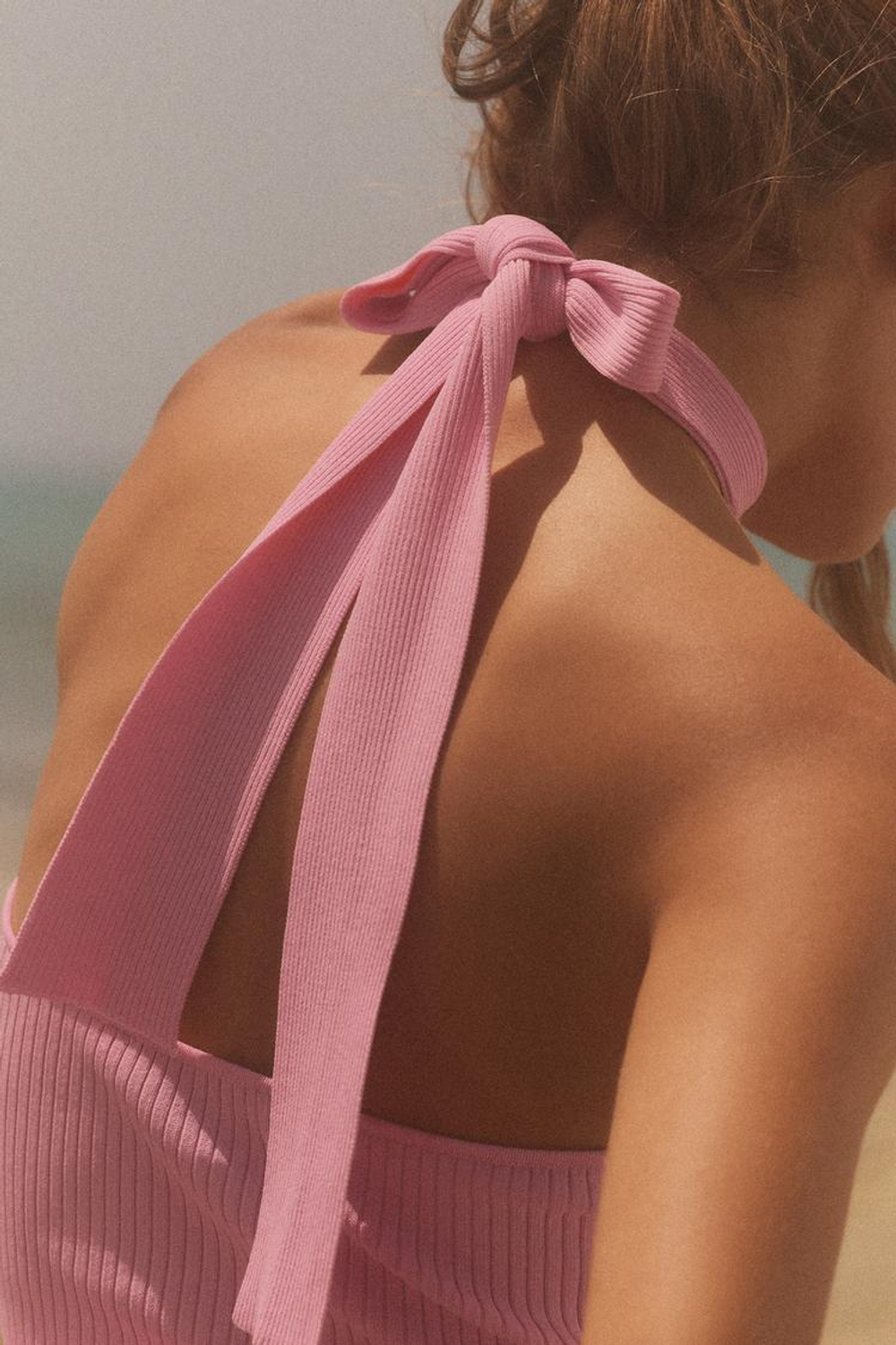 ZARA ТРИКОТАЖНЫЙ ТОП С ГОРЛОВИНОЙ ХАЛТЕР И ЗАВЯЗКАМИ, РОЗОВЫЙ