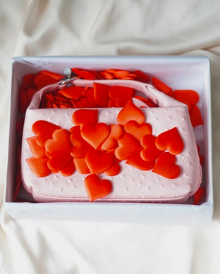 Аксессуар в подарок — готовимся к 8 марта