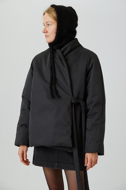 Зимняя куртка на запах из черной бархатистой мембраны
