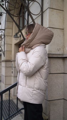 Светло-бежевый пуховик с капюшоном