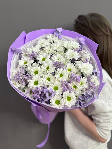 Букет с кустовыми хризантемами в сиреневом цвете