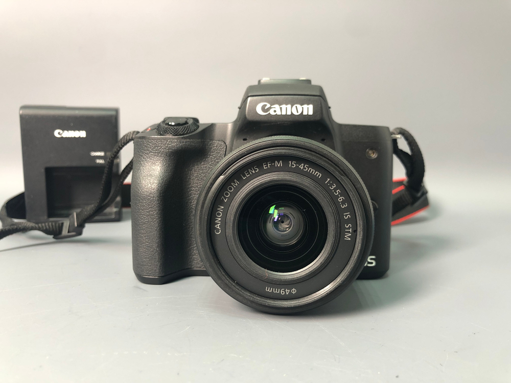 Canon EOS M50 Kit 15-45mm STM, 1000 кадров пробега.