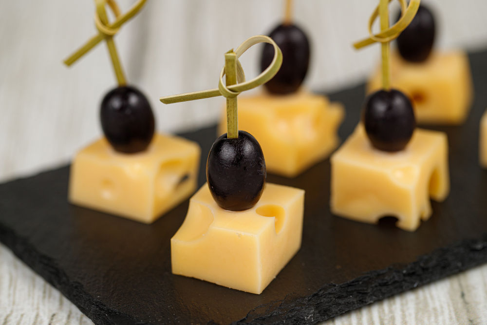 Канапе с сыром маасдам и виноградом