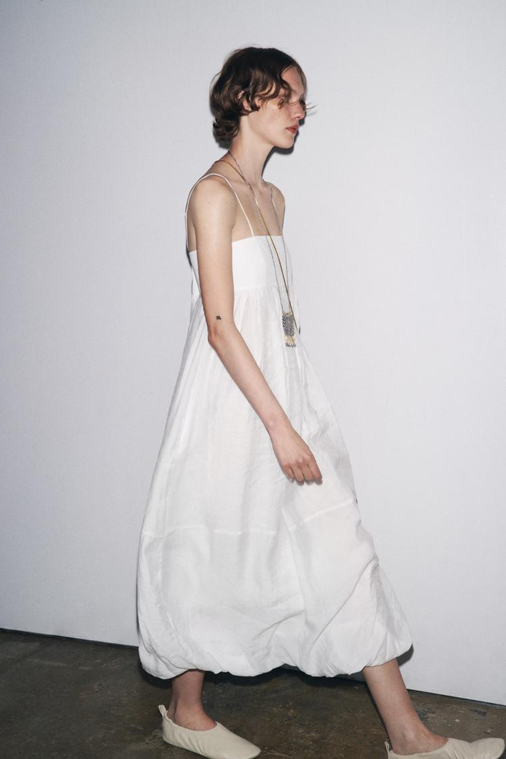 ZARA ДЛИННОЕ ПЛАТЬЕ НА БРЕТЕЛЯХ ZW COLLECTION LIMITED EDITION, ЖЕЛТОВАТО-БЕЛЫЙ